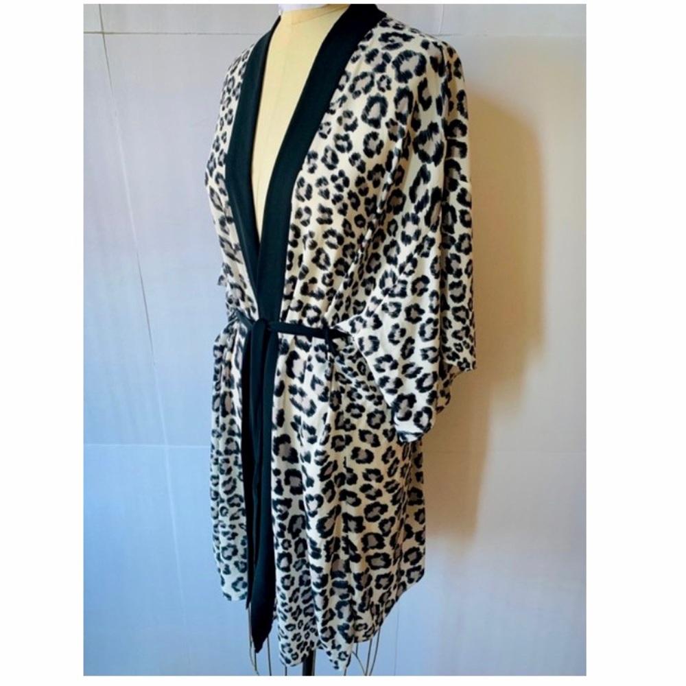 L🔥New Victoria Secret Leopard Print Robe🔥 - Picture 2 of 10